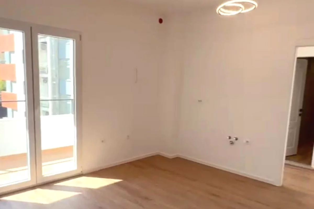 Shtepi ne shitje Apartament ne Tirane, 1+1, Mobilimi Bosh, pa mobiluar, Pagesa 109,000  Euro.