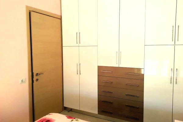 Shtepi me qera Apartament ne Tirane, 1+1, Mobilimi E mobiluar, Pagesa 50,000  Leke.