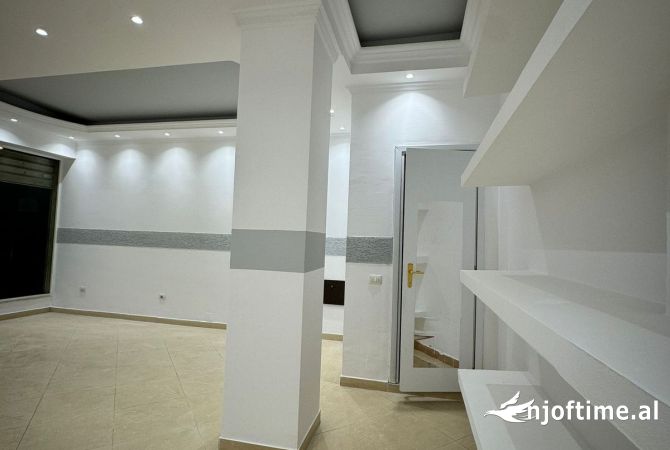 Ambiente Commerciale in Affitto 3+1 a Tirana - 500 Euro