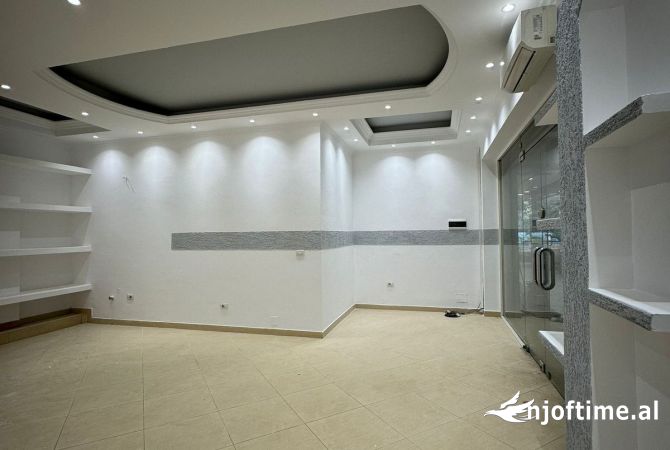 Ambiente Commerciale in Affitto 3+1 a Tirana - 500 Euro