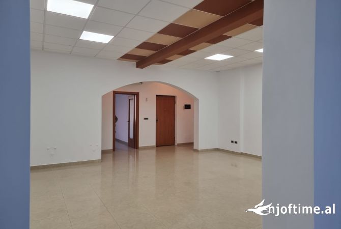 Ambiente Commerciale in Affitto 1+1 a Tirana - 1,200 Euro