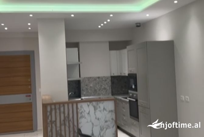 Ambient komercial per qira, Piazza