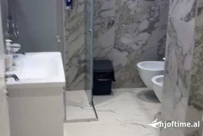 Ambient komercial per qira, Piazza