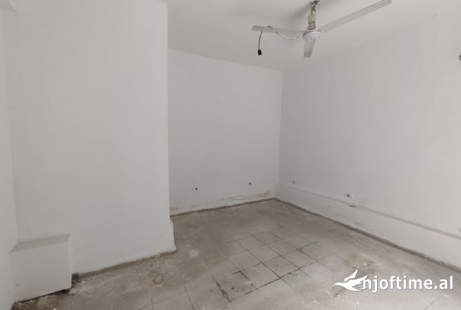 Njesi per shitje/qira, Rr Kongresi i Manastirit