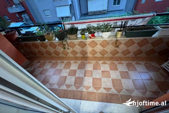 Shtepi ne shitje Apartament ne Tirane, 2+1, Mobilimi E mobiluar, Pagesa 165,000  Euro.