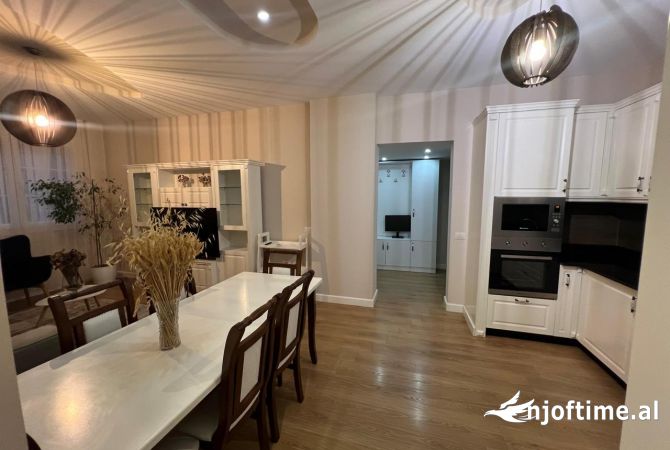 Shtepi ne shitje Apartament ne Tirane, 2+1, Mobilimi E mobiluar, Pagesa 165,000  Euro.