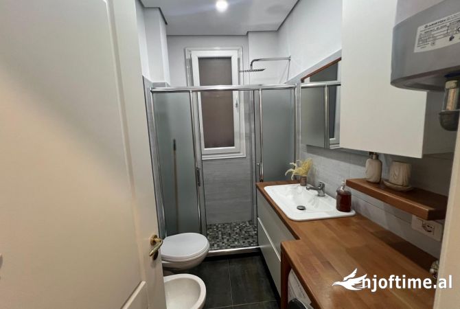 Shtepi ne shitje Apartament ne Tirane, 2+1, Mobilimi E mobiluar, Pagesa 165,000  Euro.