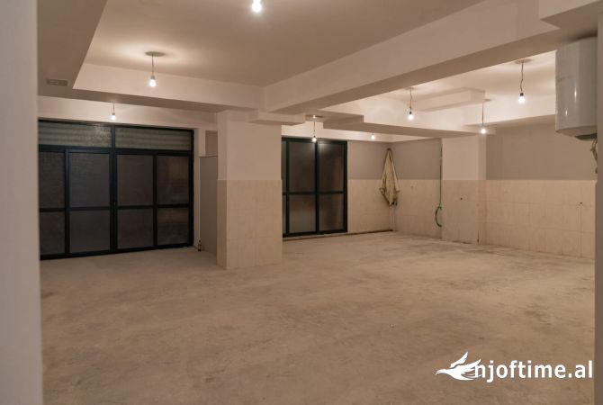 Ambiente Commerciale in Affitto 3+1 a Tirana - 650 Euro
