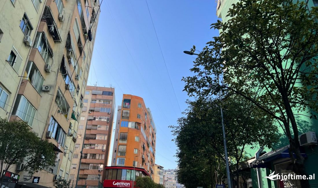 Biznes ne shitje Bar-Kafe, Komuna e Parisit