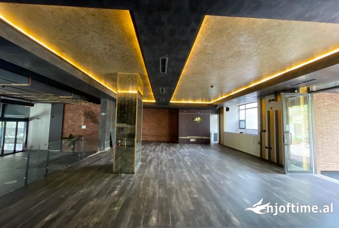 Ambiente Commerciale in Affitto 3+1 a Tirana - 4,000 Euro