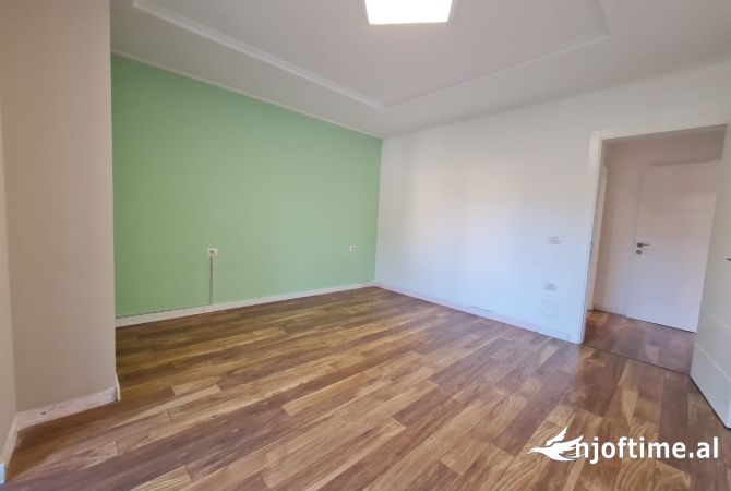 Ambiente Commerciale in Affitto 3+1 a Tirana - 1,500 Euro
