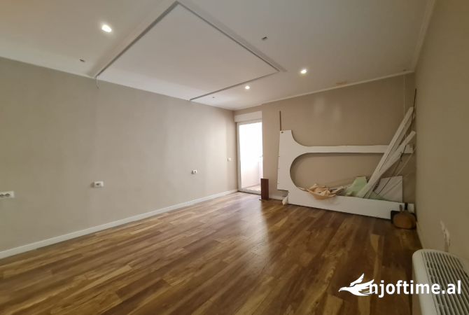 Ambiente Commerciale in Affitto 3+1 a Tirana - 1,500 Euro