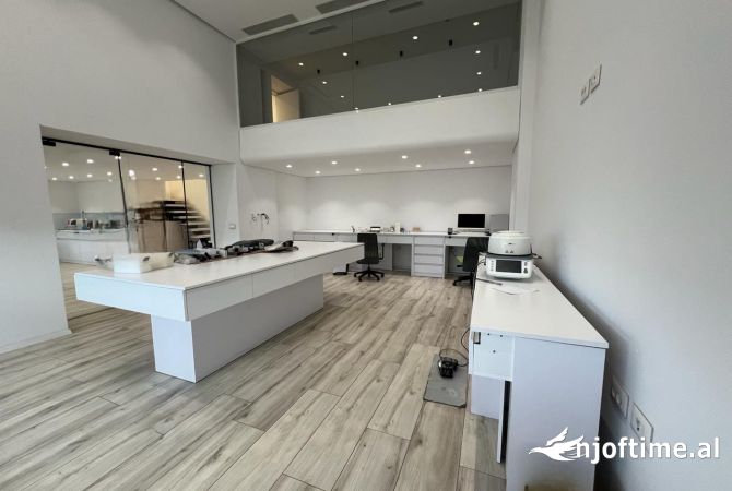 Duplex ne shitje, Prane Spitalit Amerikan 3