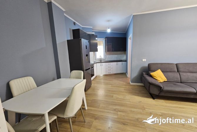 Shtepi ne shitje Apartament ne Tirane, 3+1, Mobilimi E mobiluar, Pagesa 250,000  Euro.