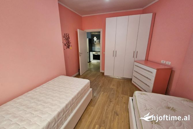 Shtepi ne shitje Apartament ne Tirane, 3+1, Mobilimi E mobiluar, Pagesa 250,000  Euro.