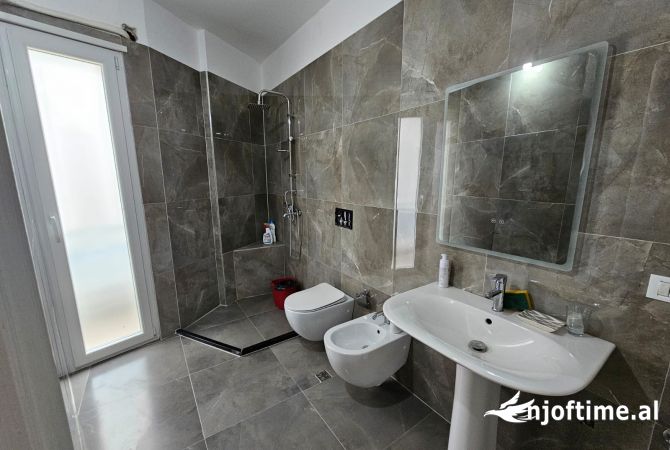 Shtepi ne shitje Apartament ne Tirane, 3+1, Mobilimi E mobiluar, Pagesa 250,000  Euro.