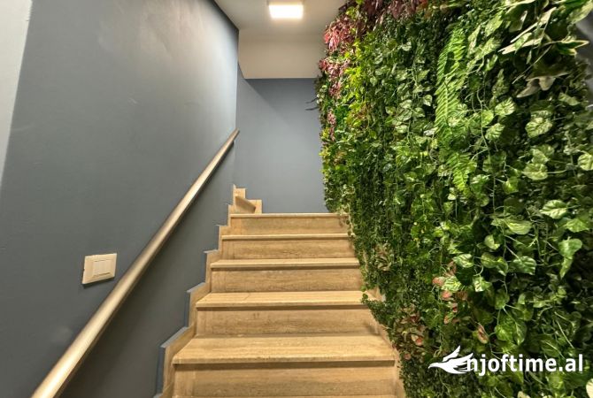 Ambient klinike estetike dhe parukeri, Petro Nini