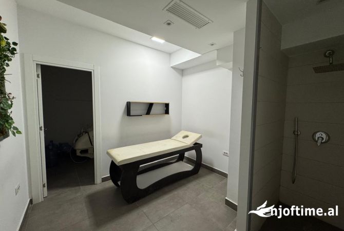 Ambient klinike estetike dhe parukeri, Petro Nini