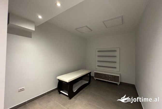 Ambient klinike estetike dhe parukeri, Petro Nini