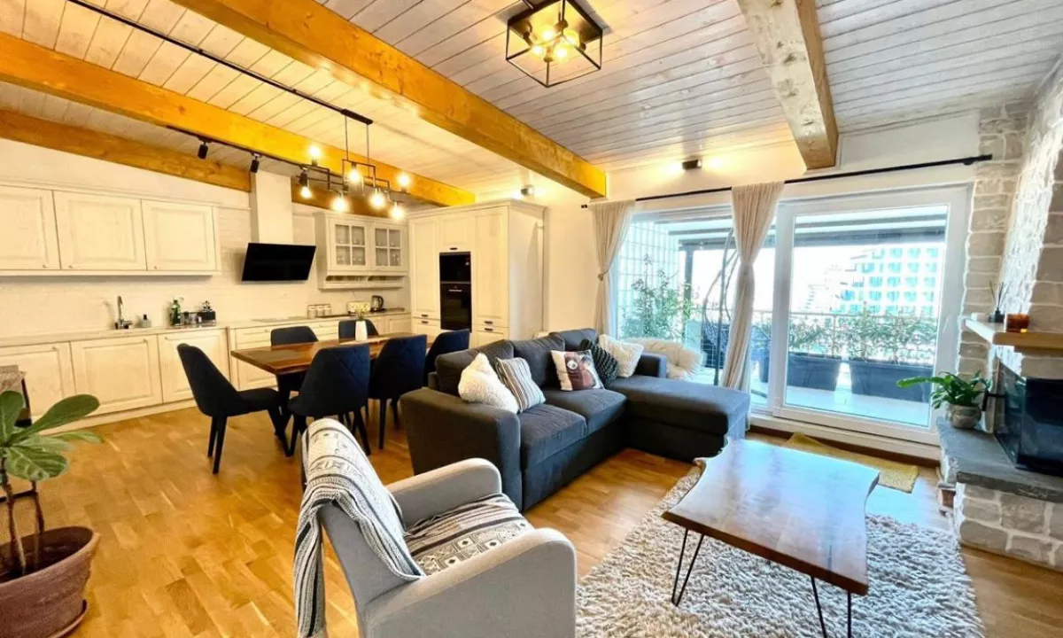 Shtepi ne shitje Penthose(kati i fundit panoramik) ne Tirane, 2+1, Mobilimi E mobiluar, Pagesa 300,000  Euro.