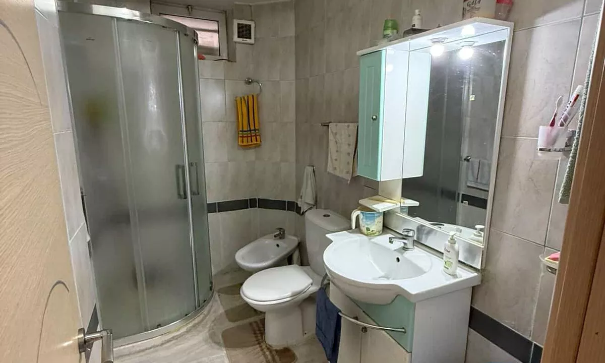 Shtepi ne shitje Apartament ne Tirane, 2+1, Mobilimi E mobiluar, Pagesa 16,500,000  Leke.