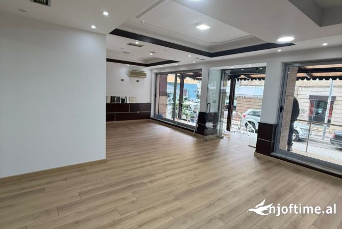 Ambiente Commerciale in Affitto 1+1 a Tirana - 1,500 Euro