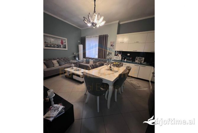 Shtepi ne shitje Apartament ne Tirane, 2+1, Mobilimi E mobiluar, Pagesa 155,000  Euro.