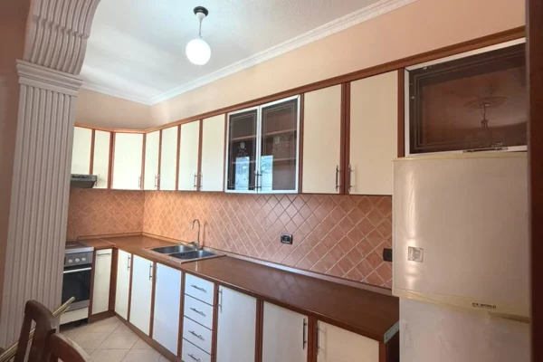 Shtepi me qera Shtepi Private ne Tirane, 2+1, Mobilimi E mobiluar, Pagesa 50,000  Leke.