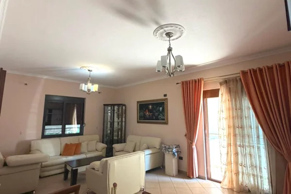 Shtepi me qera Shtepi Private ne Tirane, 2+1, Mobilimi E mobiluar, Pagesa 50,000  Leke.