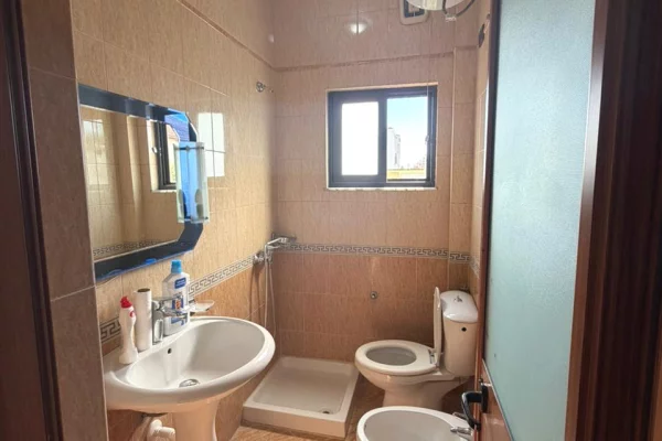 Shtepi me qera Shtepi Private ne Tirane, 2+1, Mobilimi E mobiluar, Pagesa 50,000  Leke.