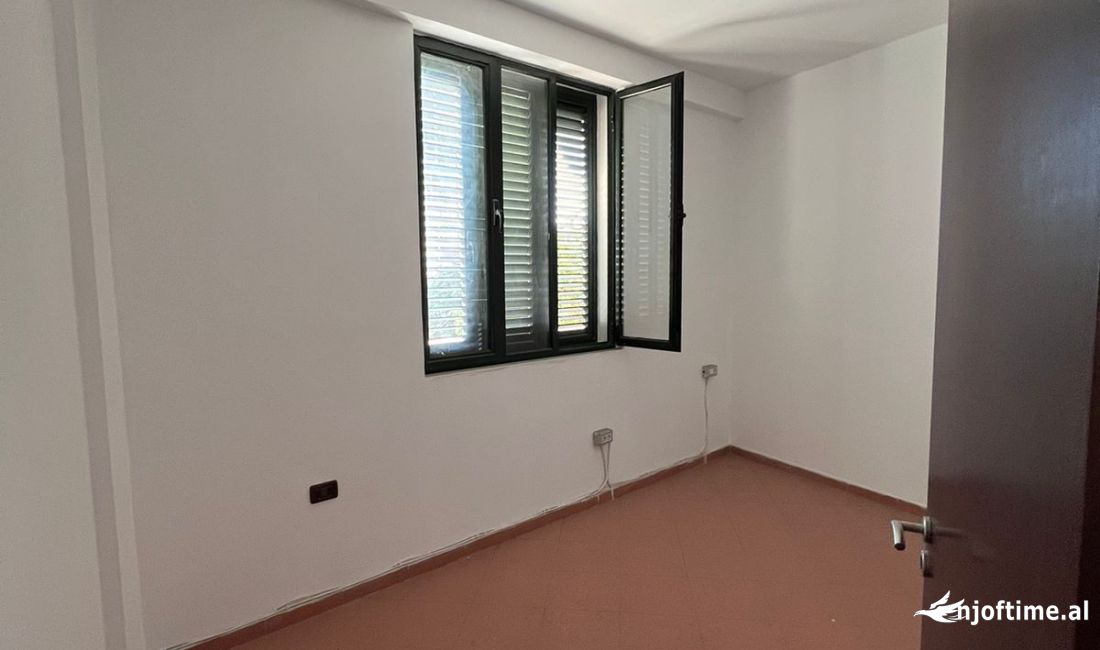 Jepet me qira ambient biznesi ne Rrugen e Barrikadave (kati i 3-te)