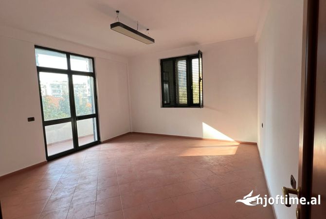 Jepet me qira ambient biznesi ne Rrugen e Barrikadave (kati i 3-te)