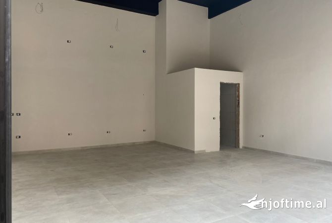 Ambiente Commerciale in Affitto 1+1 a Tirana - 700 Euro
