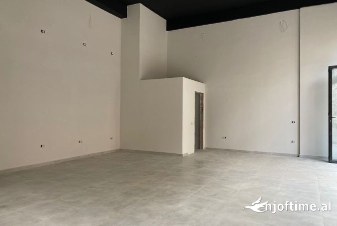 Ambiente Commerciale in Affitto 1+1 a Tirana - 700 Euro