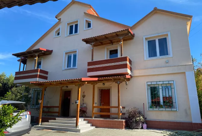 Shtepi ne shitje Apartament ne Tirane, 7+1, Mobilimi E mobiluar, Pagesa 350,000  Euro.