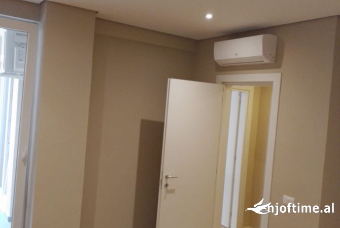 Ambjent biznesi me qera 2+1 950Euro Qender Tirane Rruga e Kavajes 