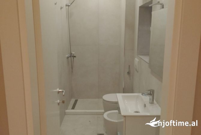 Ambiente Commerciale in Affitto 3+1 a Tirana - 952 Euro