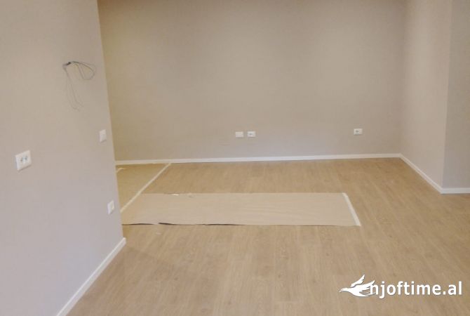 Ambiente Commerciale in Affitto 3+1 a Tirana - 952 Euro