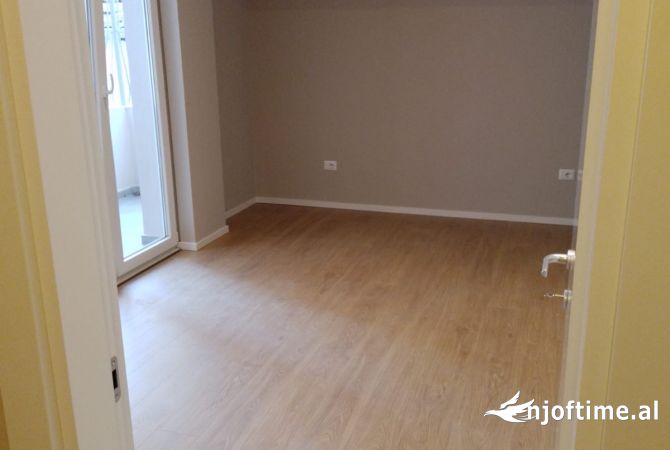 Ambjent biznesi me qera 2+1 950Euro Qender Tirane Rruga e Kavajes 