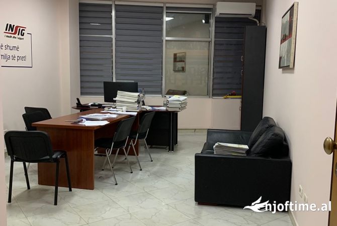 Ambiente Commerciale in Affitto 3+1 a Tirana - 705 Euro