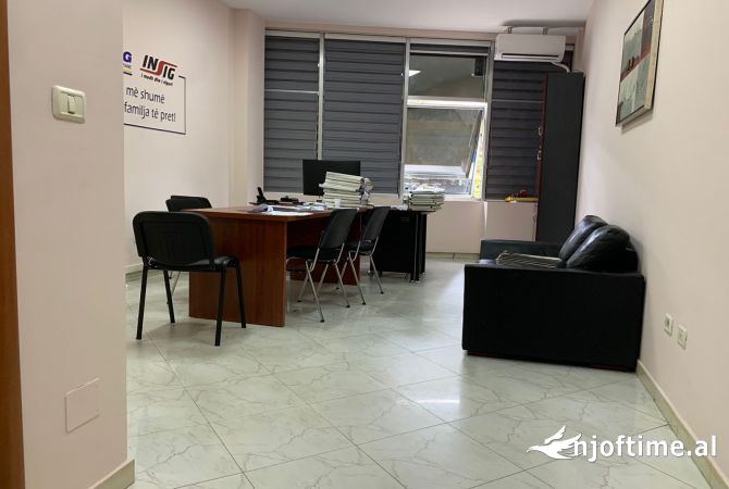 Ambiente Commerciale in Affitto 3+1 a Tirana - 705 Euro