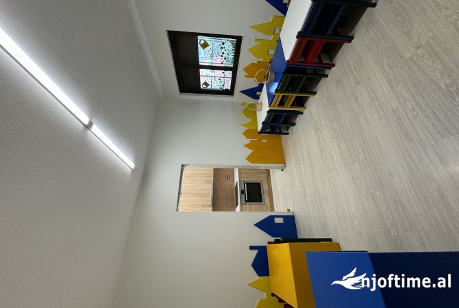 Ambiente Commerciale in Affitto 3+1 a Tirana - 1,000 Euro