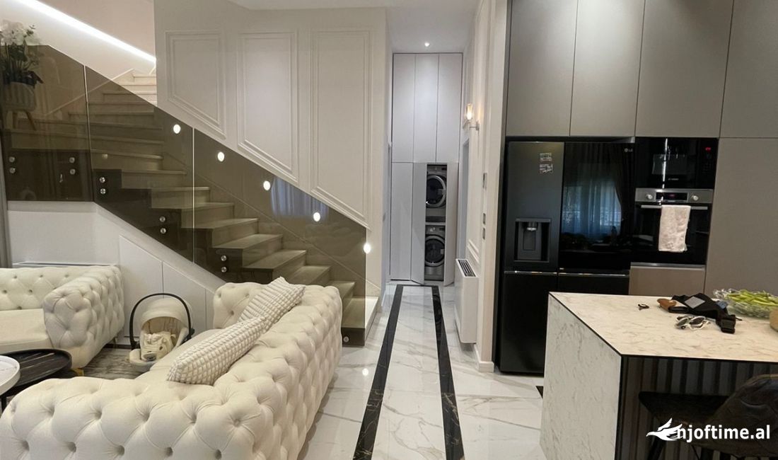 Shtepi ne shitje Duplex(shtepi me 2 kate) ne Tirane, 3+1, Mobilimi E mobiluar, Pagesa 450,001  Euro.