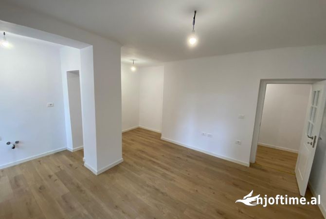 Shitet Apartament 2+1 Përball hotel Coloseu, Blloku i Ambasadave