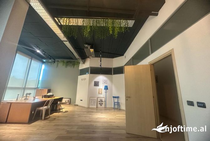 Ambiente Commerciale in Vendita 3+1 a Tirana - 270,066 Euro