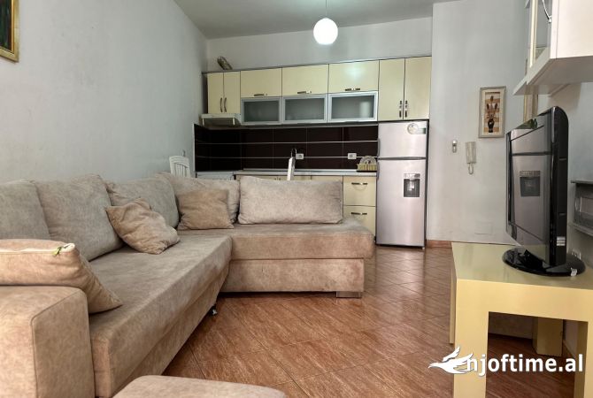 Shtepi me qera Apartament ne Tirane, 1+1, Mobilimi E mobiluar, Pagesa 355  Euro.
