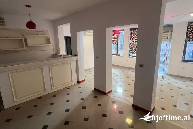 Jepet me qera Ambient Biznesi 500LEK Rruga e Durresit 