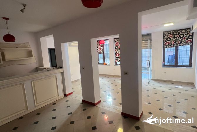 Jepet me qera Ambient Biznesi 500LEK Rruga e Durresit 