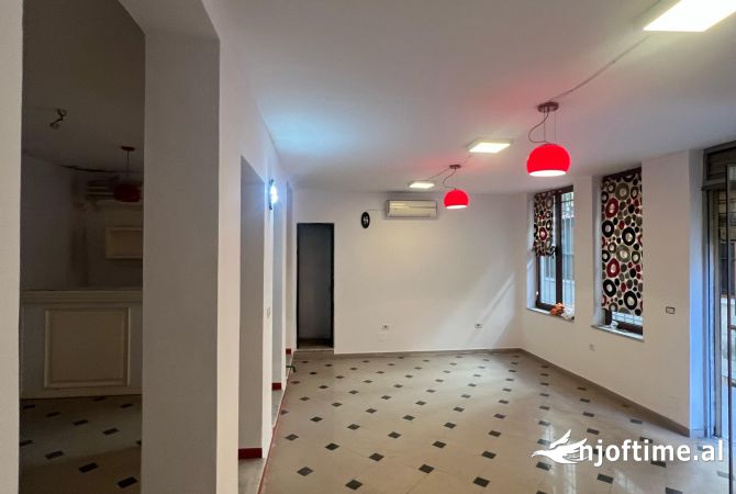 Jepet me qera Ambient Biznesi 500LEK Rruga e Durresit 