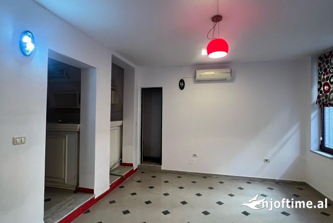 Jepet me qera Ambient Biznesi 500LEK Rruga e Durresit 